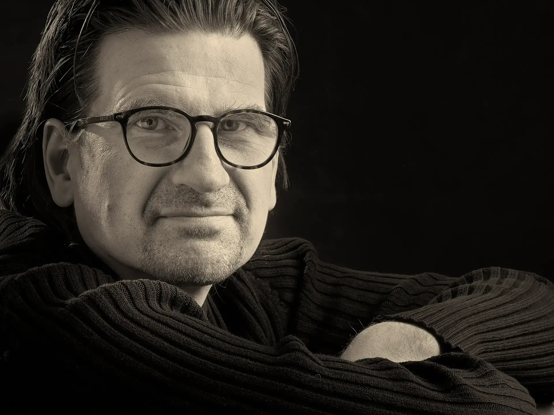 Dan Lindh portrait with crossed arms (black and white)